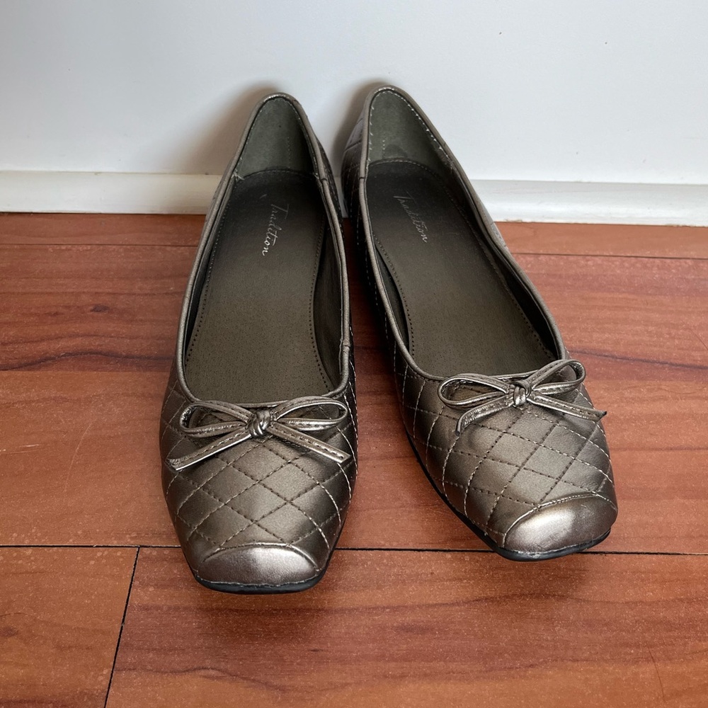 TRADITION Metallic Ballet Bow Flats.